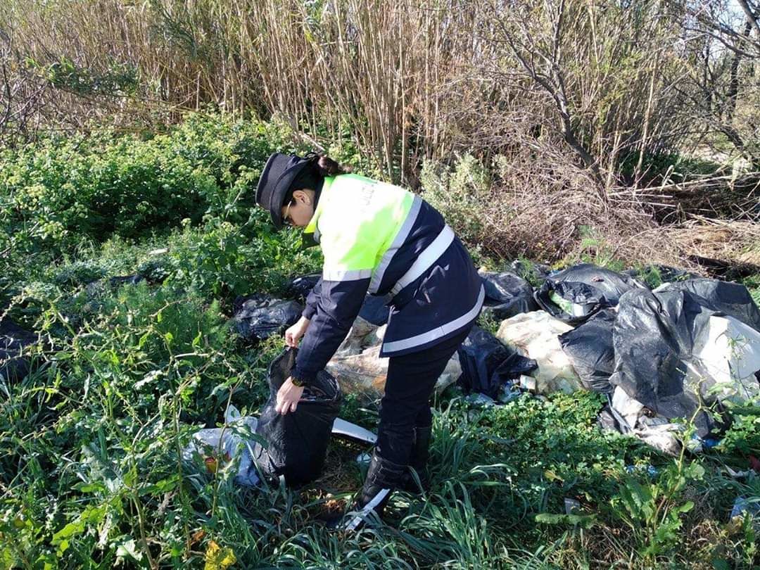 Carbonia, la caccia agli incivili dei rifiuti funziona: fioccano le maxi multe