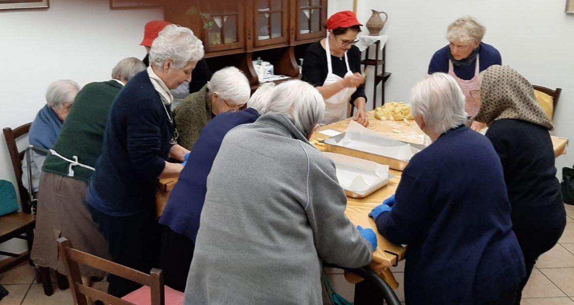 Oristano, i nonnini delle case di riposo si cimentano nella pasticceria: il progetto è un successo