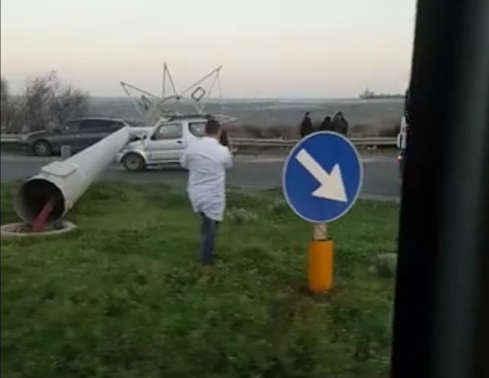 Tragedia sfiorata sulla Ss 195, grosso palo crolla su un’auto a Macchiareddu