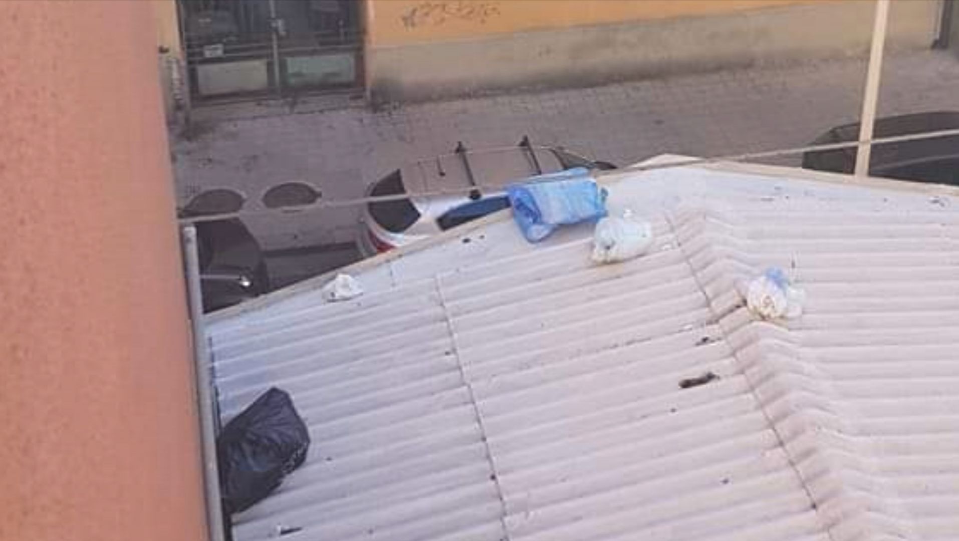 Cagliari, il nuovo sport degli incivili: buste di rifiuti lanciate sui tetti