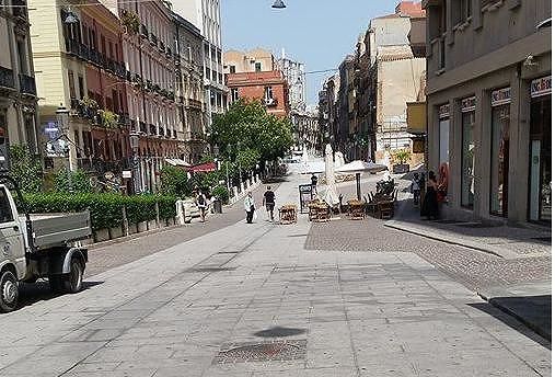 Cagliari, “No alle auto nel Corso e in via Manno: per carico e scarico usate bici e furgoni elettrici”