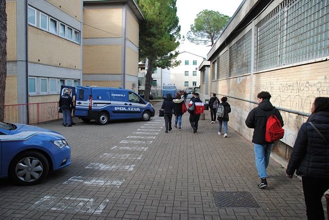 Poliziotti in borghese nelle scuole a Sassari, lotta al piccolo spaccio di droga