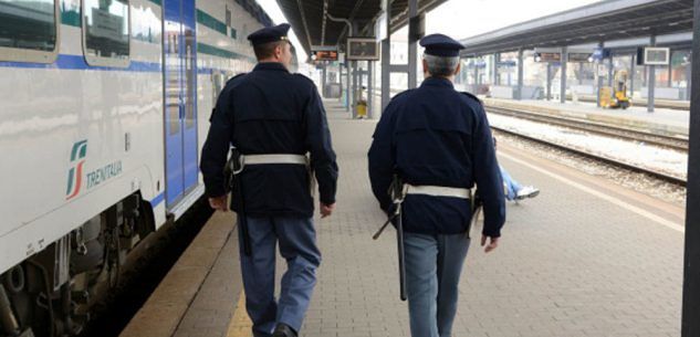 Sardegna, la polizia controlla le stazioni: identificate 182 persone