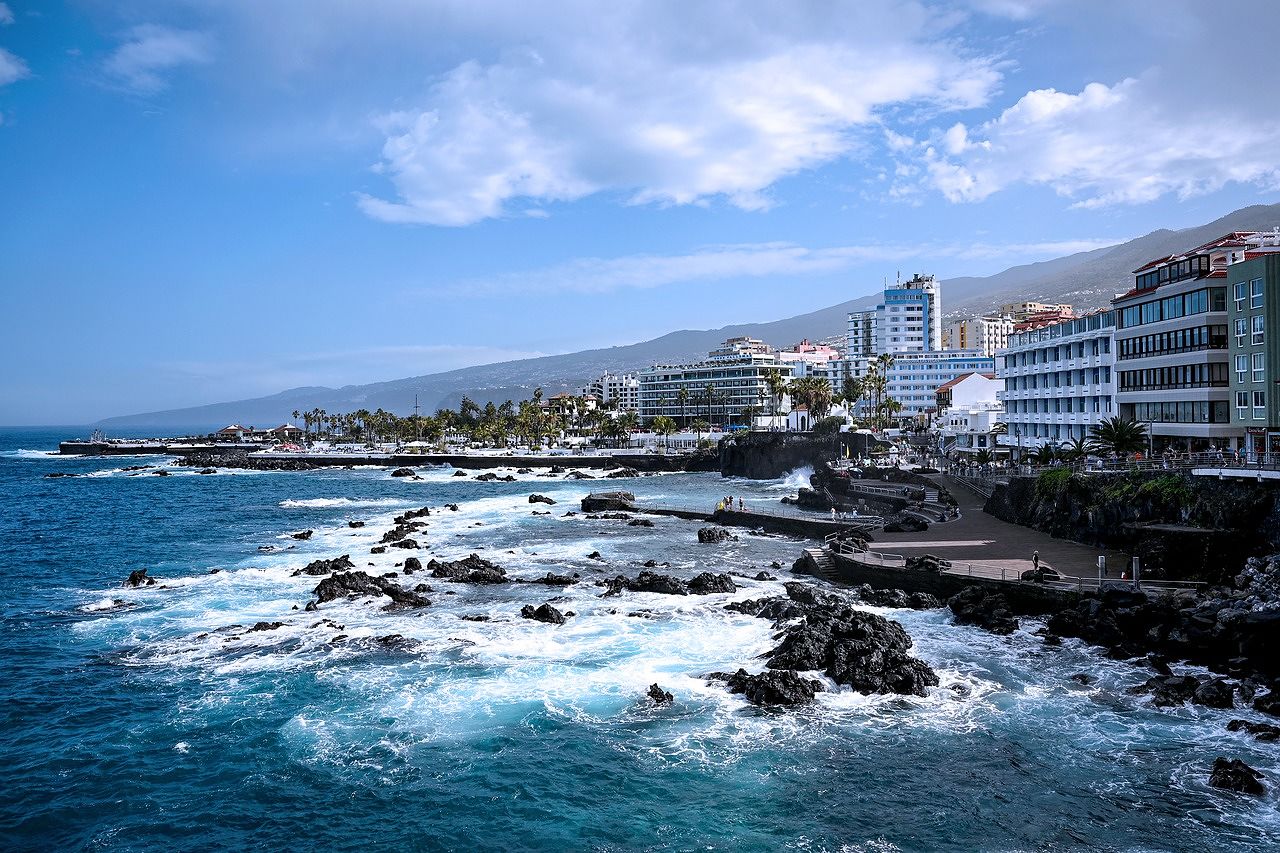 Tenerife, bloccati in hotel italiani positivi al coronavirus: un medico lombardo e sua moglie in quarantena