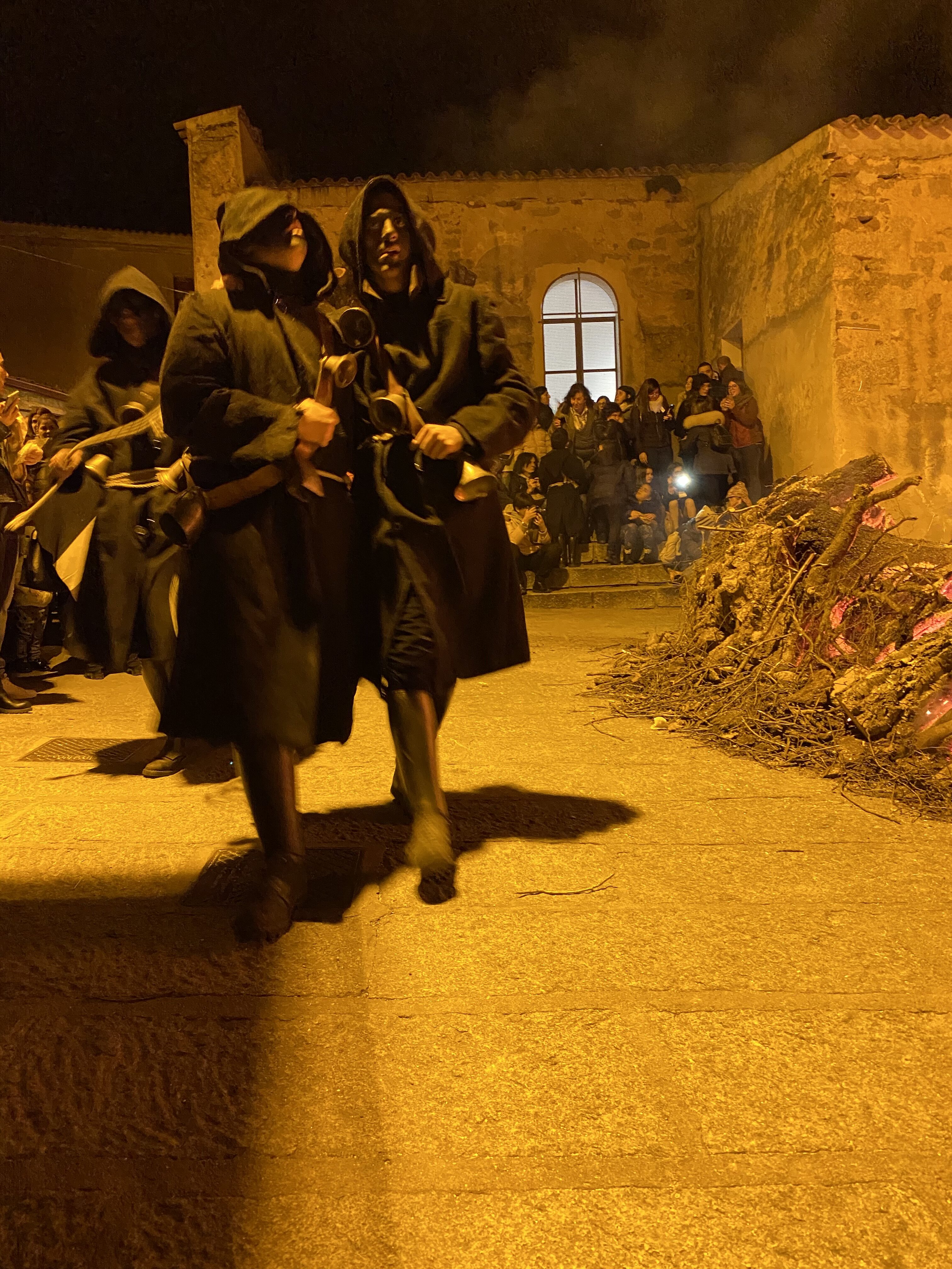 Carnevale a Orotelli, per due domeniche sfilano “sos thurpos”