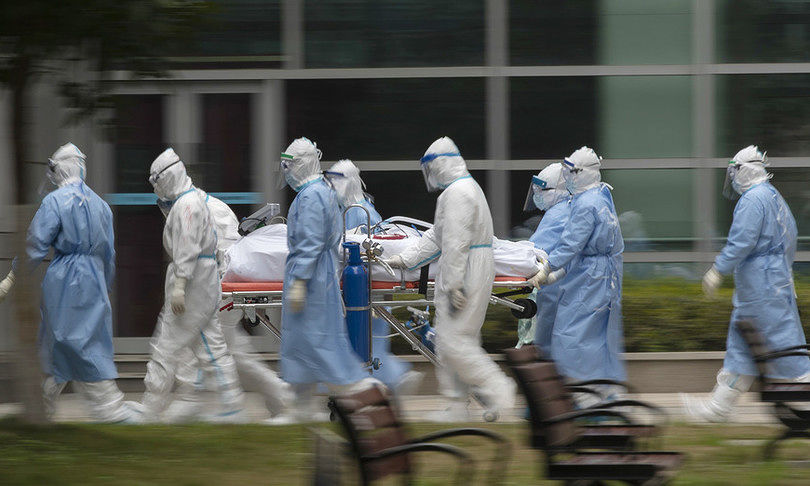 Coronavirus, l’anestesista in prima linea: “Dobbiamo scegliere chi curare e chi no. Come in guerra”