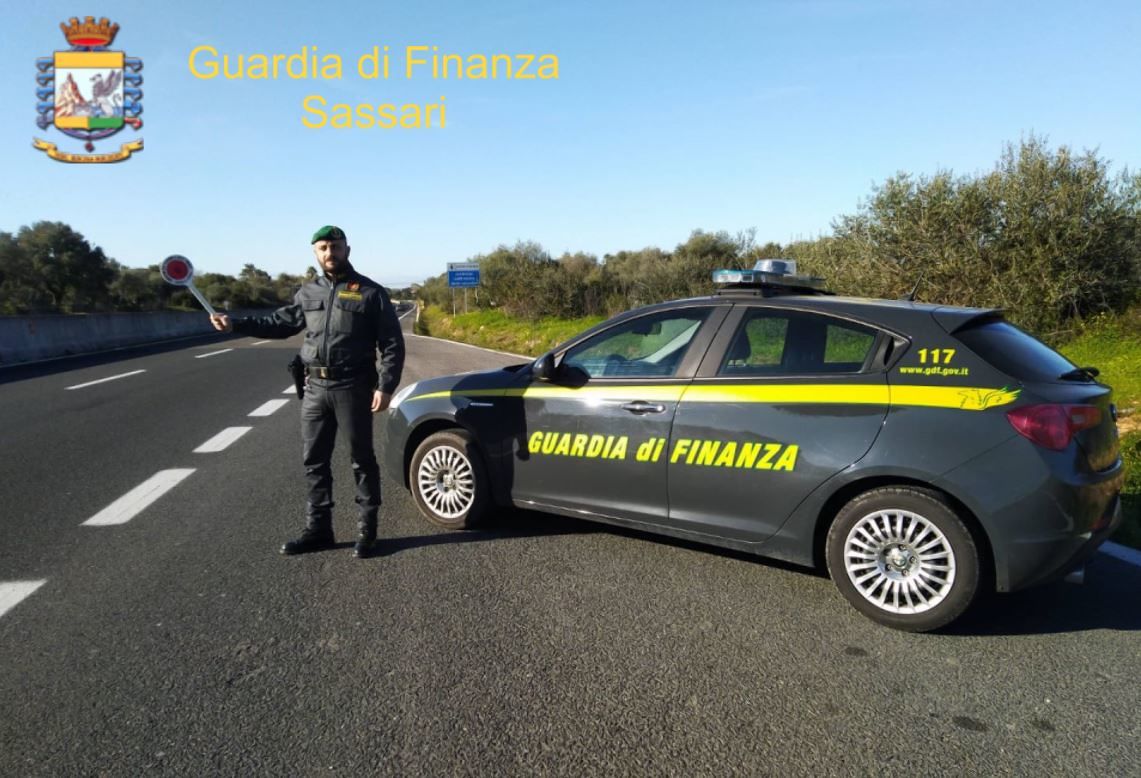 Sassari, tenta la fuga di notte con un’auto rubata: 22enne arrestato dalla finanza