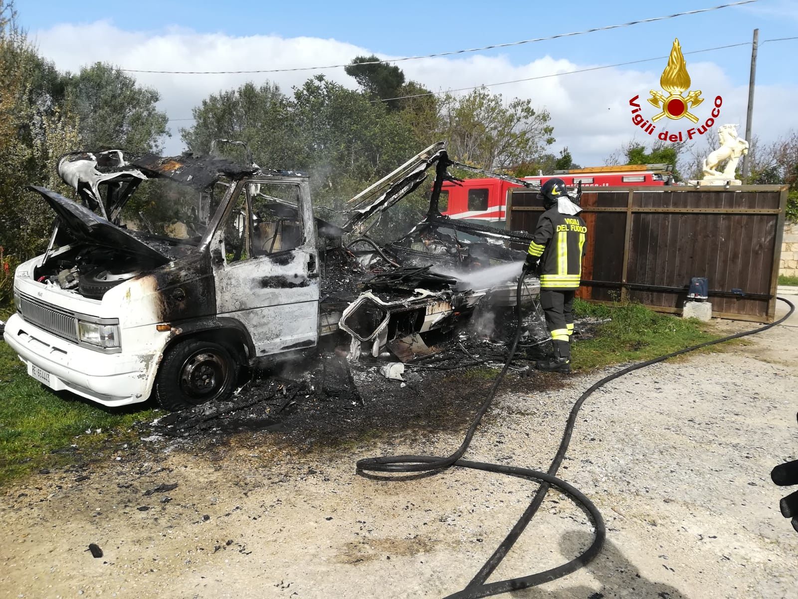 Camper in fiamme nelle campagne del Sassarese, intervengono i vigili del fuoco