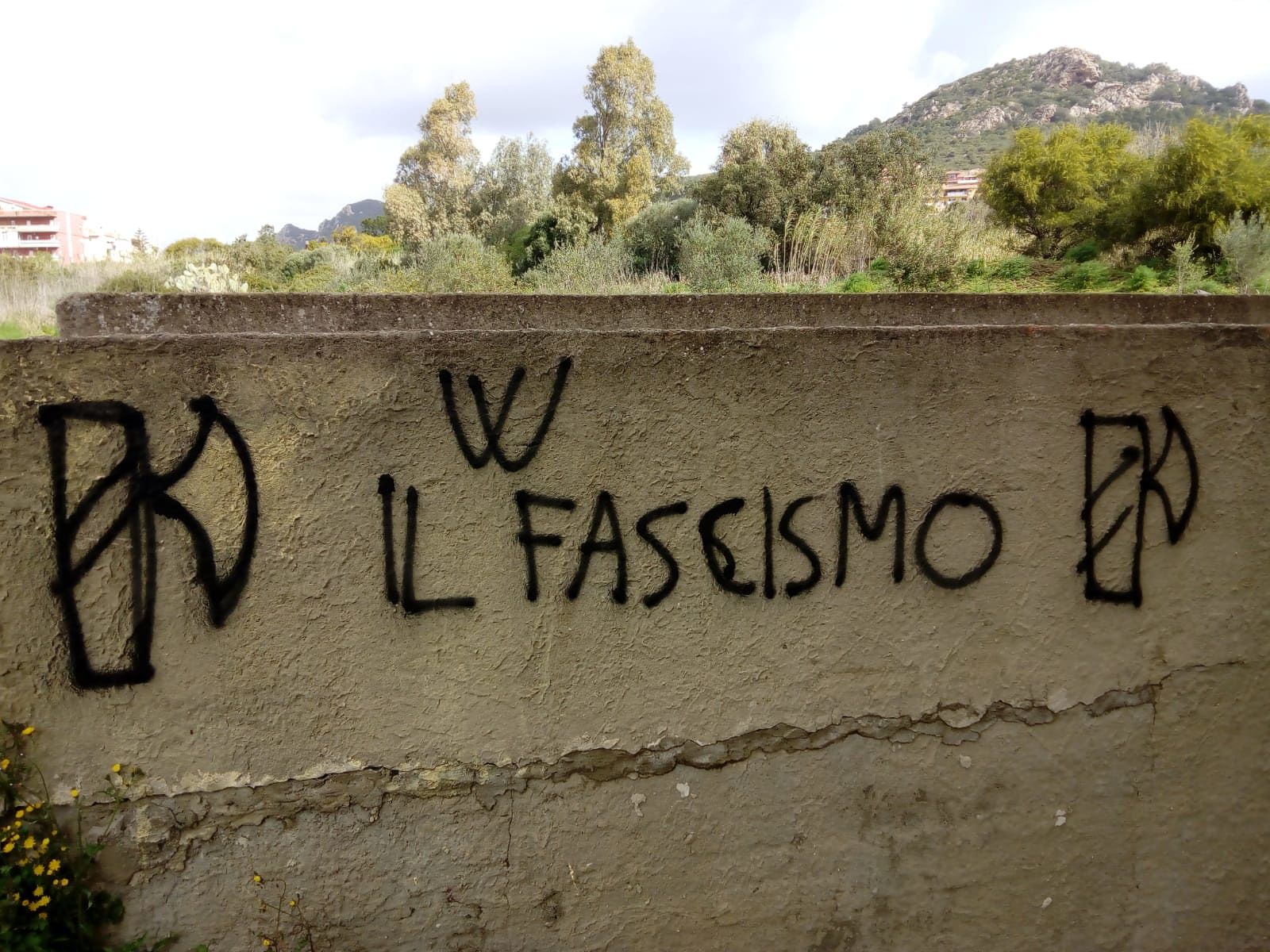 Carbonia, imbrattata con scritte fasciste la Casa del Popolo: “Vuol dire che stiamo lavorando bene, grazie”