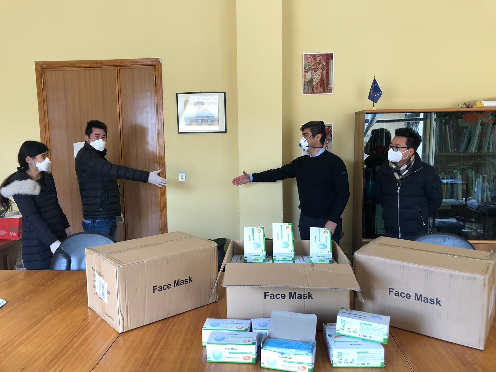 Seimila mascherine dalla comunità cinese sarda al Comune di Nuoro