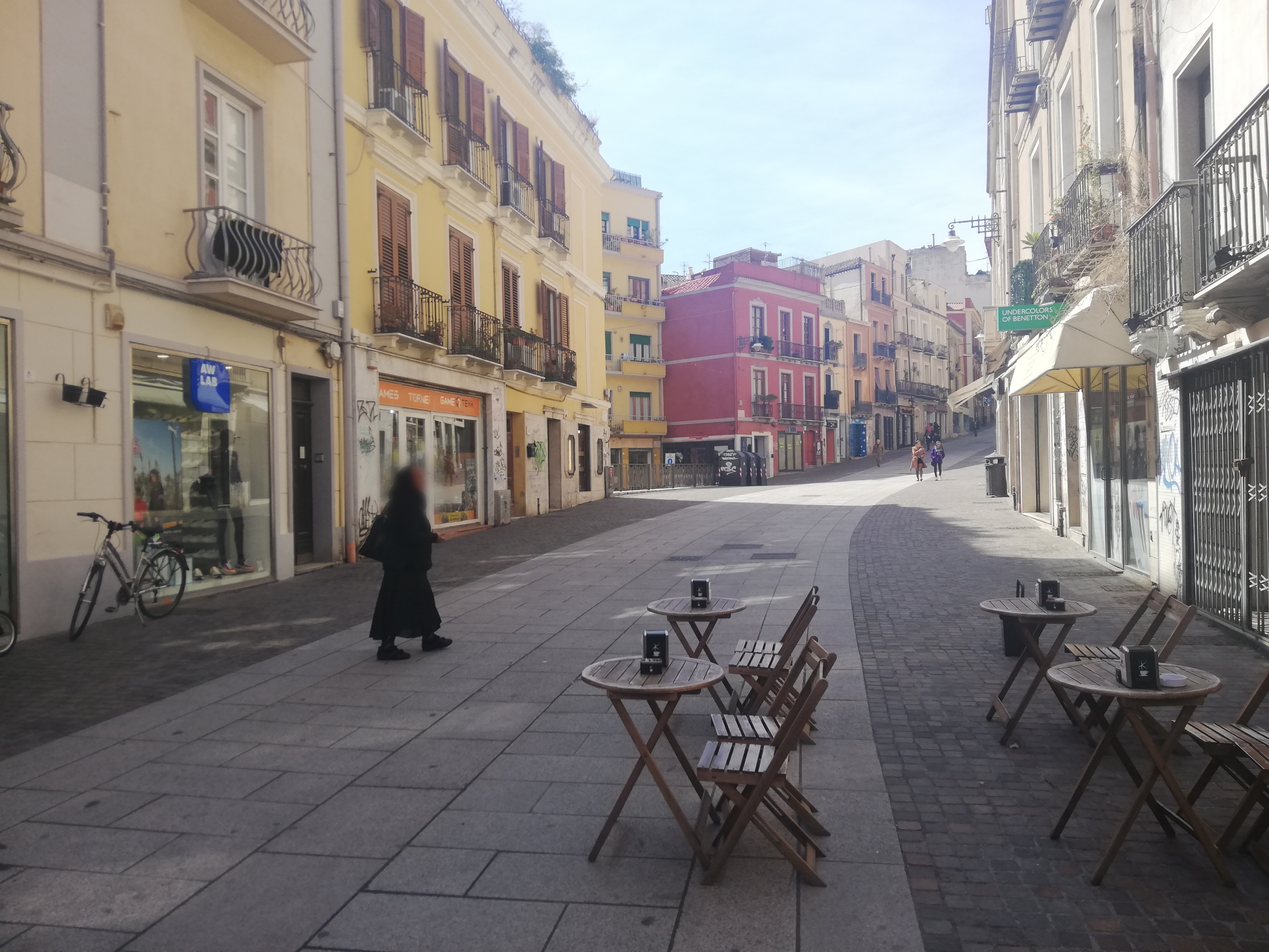 Cagliari, effetto Coronavirus: via Manno e via Garibaldi semideserte a mezzogiorno
