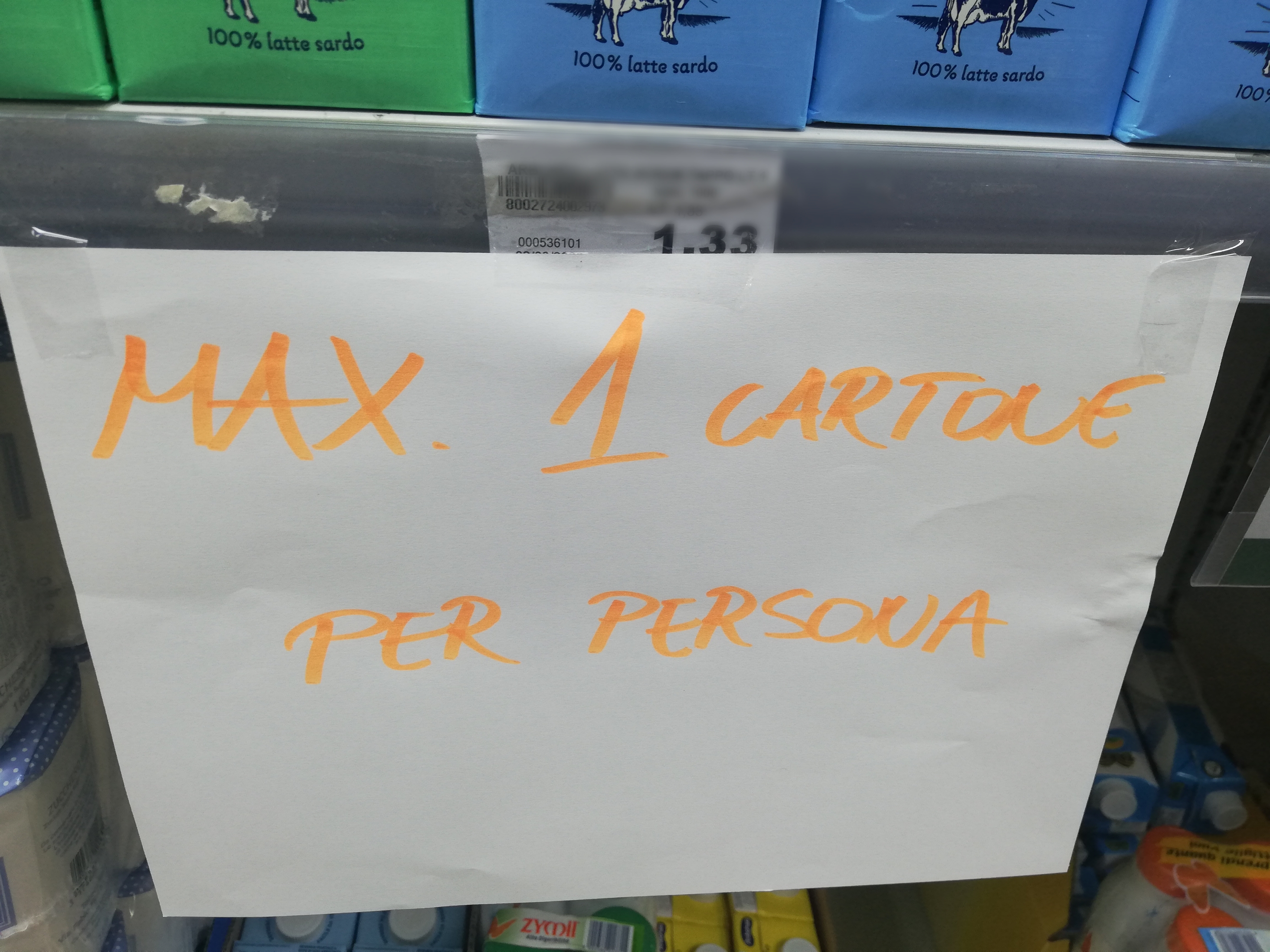 Cagliari ai tempi del Coronavirus, il cartello in un market: “Latte? Massimo un cartone per persona”