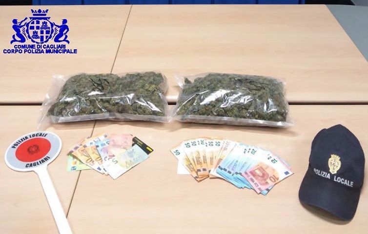 Cagliari, inseguiti dalla Polizia Locale con la droga che finisce nella laguna: agli arresti domiciliari dopo l’udienza