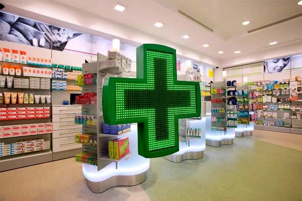 Coronavirus, le regole per entrare in farmacie a Cagliari: “Non più di tre alla volta”