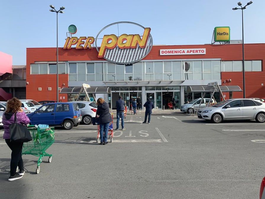 Cagliari, un artigiano disperato ai clienti in fila per 20 minuti: “Non ho soldi, compratemi una baguette”