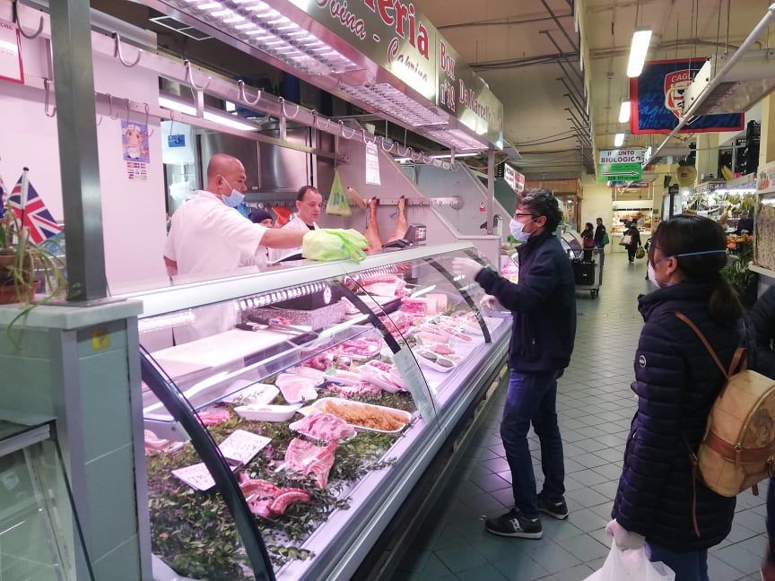 Coronavirus, nuove regole nei mercati di Cagliari: un solo boxista e massimo due clienti in fila