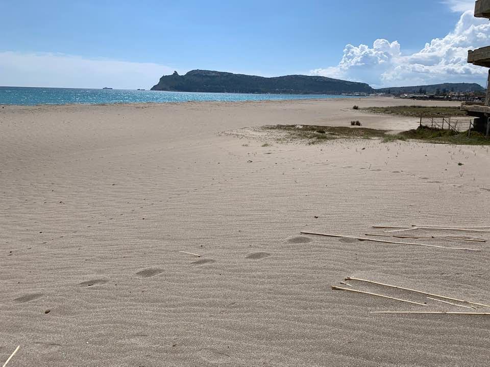 Cagliari, Poetto deserto causa Coronavirus: rinasce la spiaggia e tornano le conchiglie
