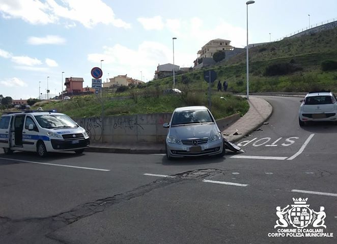 Scontro all’incrocio a Pirri, coinvolti un 20enne e un 50enne: i vigili del fuoco liberano un ferito tagliando una portiera