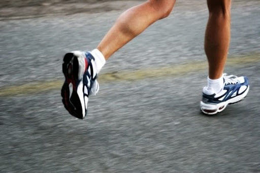 Corrono per le strade di Sant’Antioco nonostante il divieto: “Tre runner denunciati”