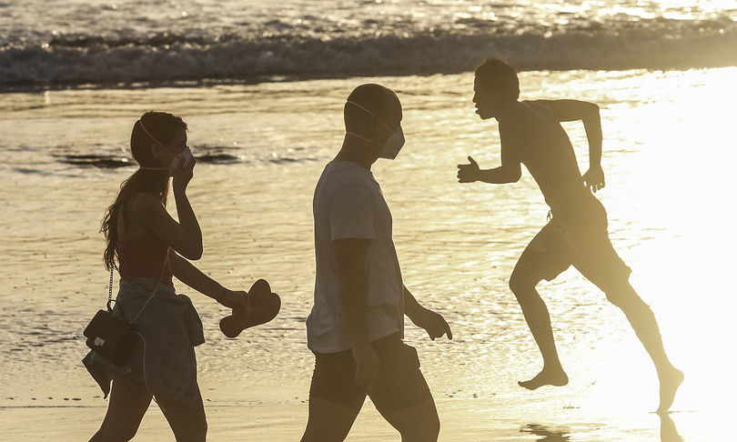 Coronavirus, l’epidemiologo: “Andremo in spiaggia con la mascherina”