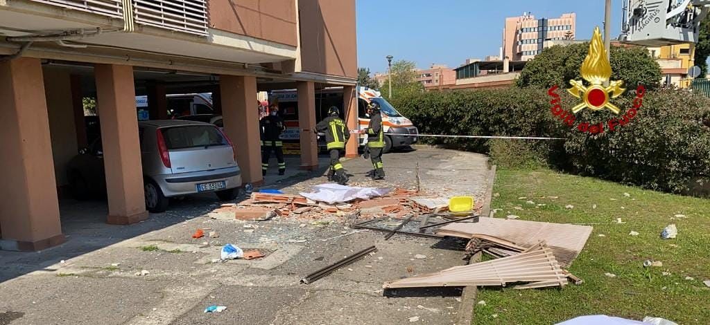 Cagliari, esplosione in un appartamento a Mulinu Becciu: grave un uomo precipitato dal terzo piano
