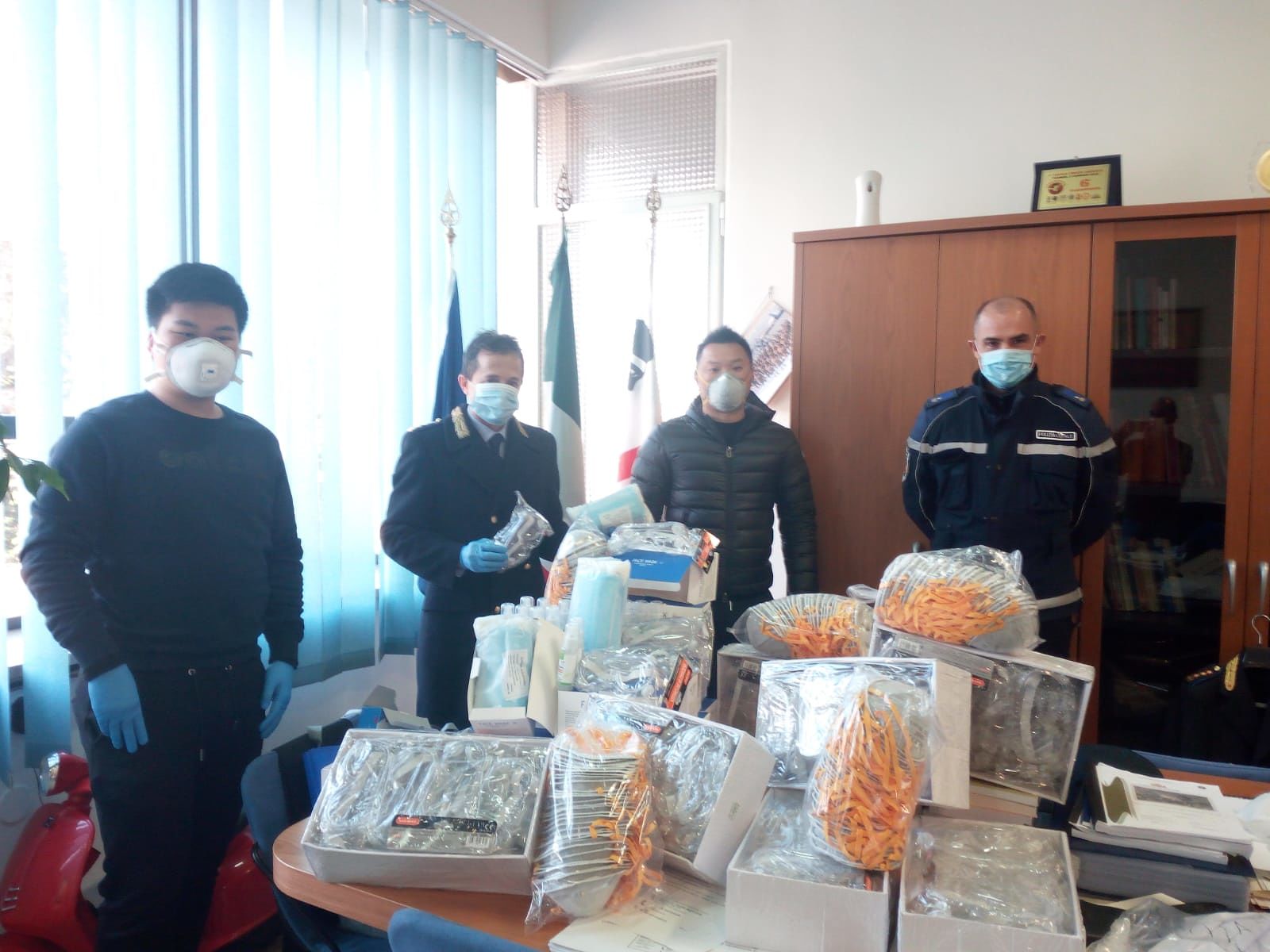 Sassari: la comunità cinese dona mascherine, disinfettanti e occhiali protettivi