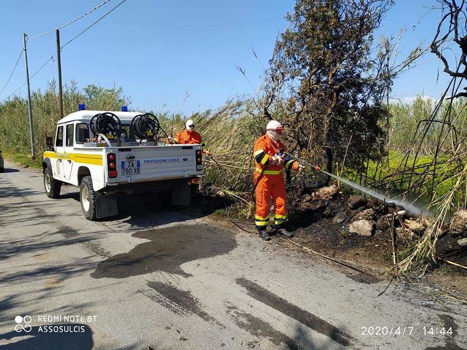 Follia a Sant’Antioco, canneto in fiamme: “Nemmeno la pandemia ferma gli incendiari”