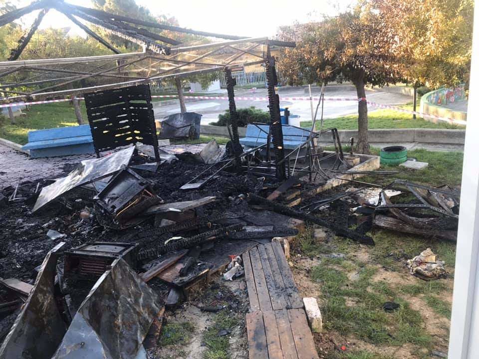 Settimo San Pietro, in cenere il chiosco di piazza Levi: “Devastato da un incendio”