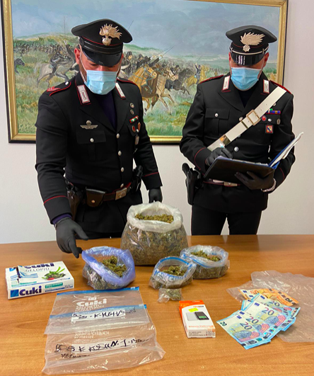 Trovato in possesso di oltre un kg di droga: giovane in arresto a Olbia