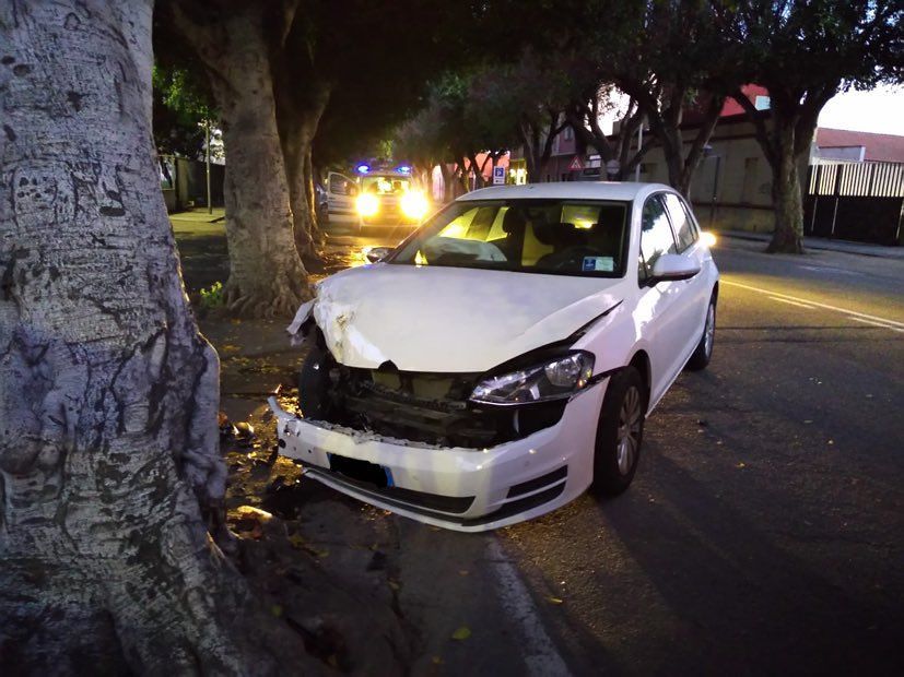Cagliari, carambola choc per un 62enne: l’auto vola su un palo e poi si schianta su un albero