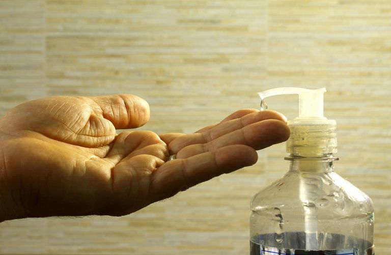 Coronavirus, stop a mirto e limoncello: azienda sarda sfrutta l’alcool per produrre disinfettanti
