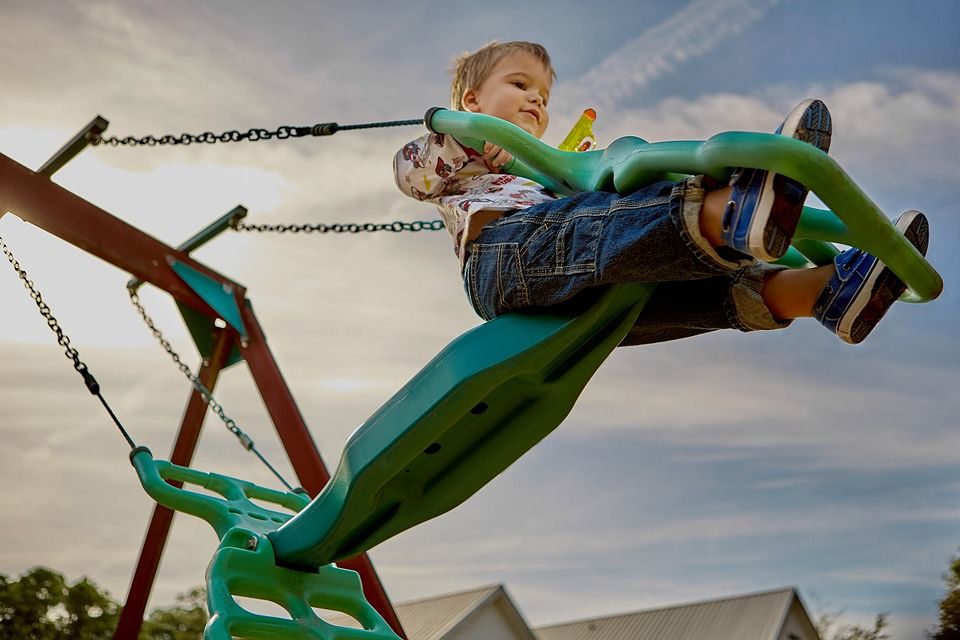Bambini ai parchi, è scontro sulla riapertura: gli scienziati parlano di “boomerang per i nonni”