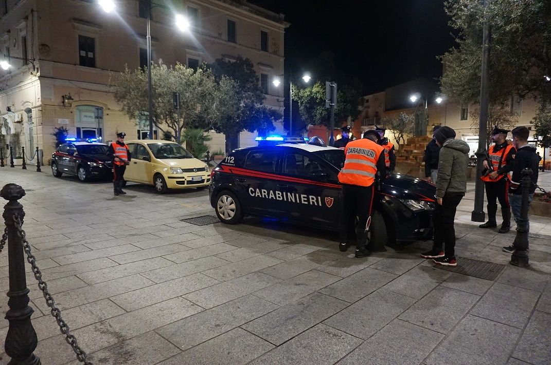 Confeziona una molotov da lanciare contro la madre e la compagna: olbiese in arresto
