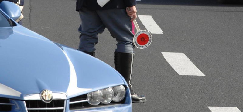 Cagliari, folle corsa in scooter per evitare un controllo della polizia: denunciati due giovani