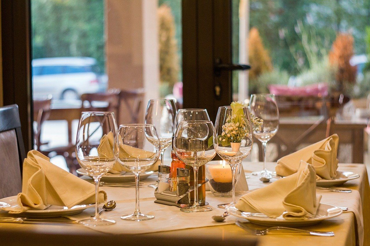 Ristoranti, riapriranno col cibo da asporto poi la messa in sicurezza: mascherine, guanti e forse divisori tra i tavoli