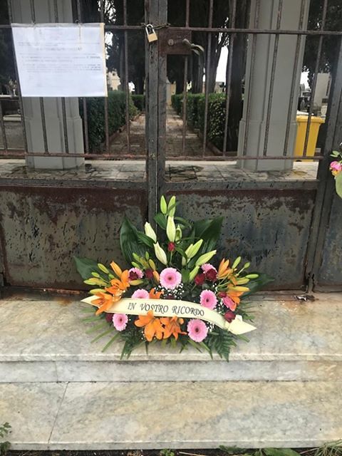 “In vostro ricordo”, il commovente omaggio con i fiori davanti al cimitero chiuso di San Gavino