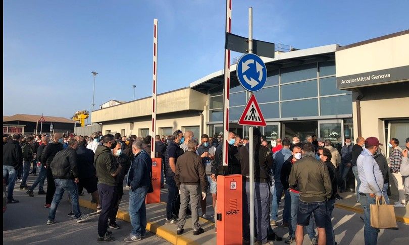Primo corteo a Genova, si riapre con la protesta dei lavoratori