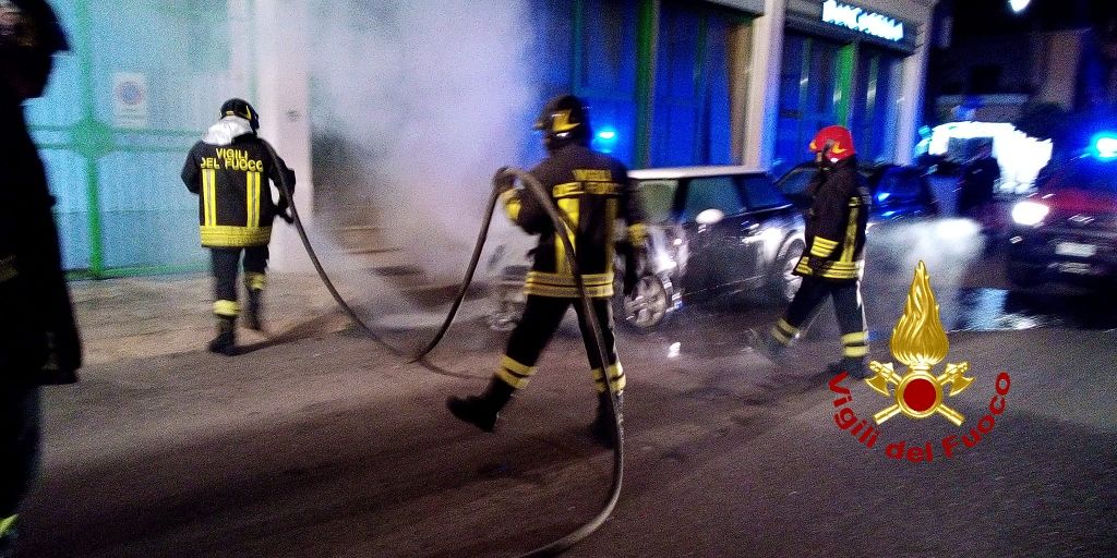 Rifiuti e auto in fiamme, incidenti e roghi in appartamento: vigili del fuoco in azione a Olbia
