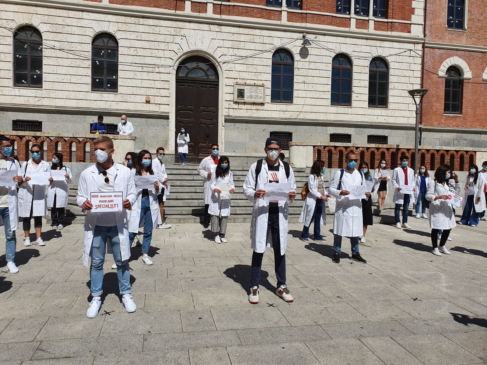 Cagliari, 50 giovani medici in rivolta: “Non costringeteci a emigrare”