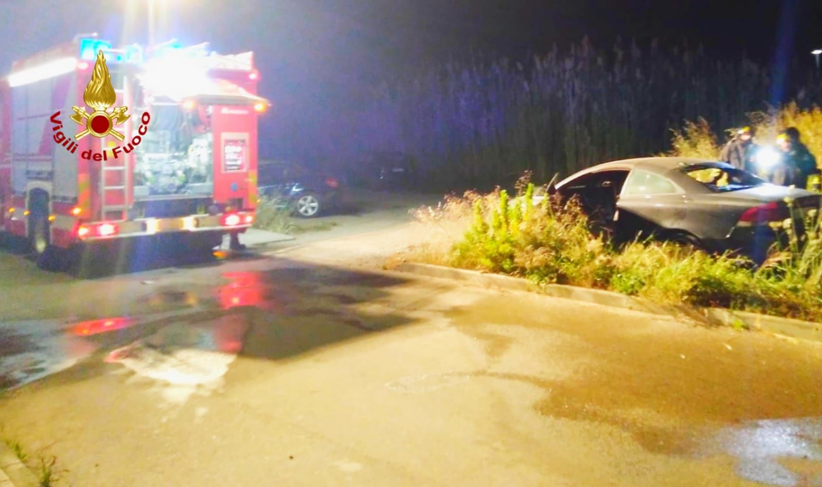 Auto in fiamme a Selargius, intervento dei vigili del fuoco nella notte