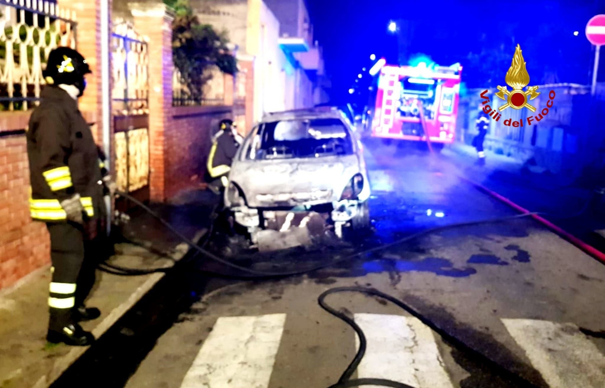 Selargius, auto in fiamme nella notte in via San Luigi