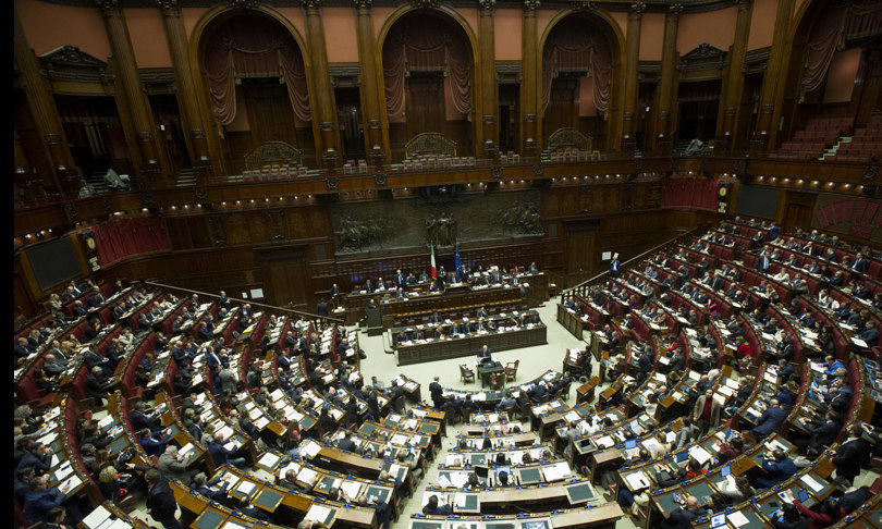Caos alla Camera dei deputati: sputi, insulti e gesti da stadio