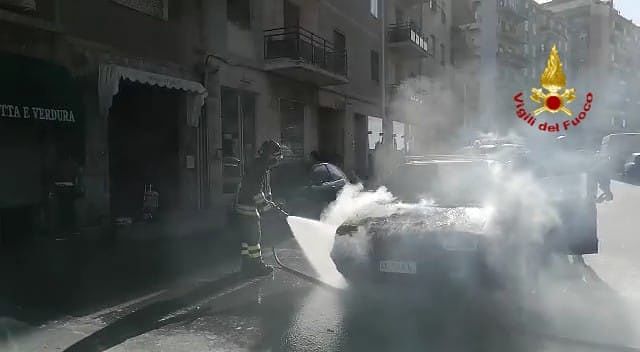 Cagliari, attimi di paura in via Cavaro: auto a gpl prende fuoco, salvo il conducente