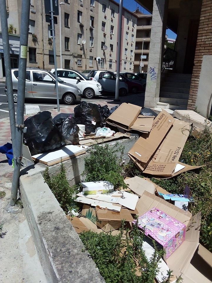 “Cagliari, rifiuti gettati ovunque anche durante il lockdown e puzza incredibile a San Michele”