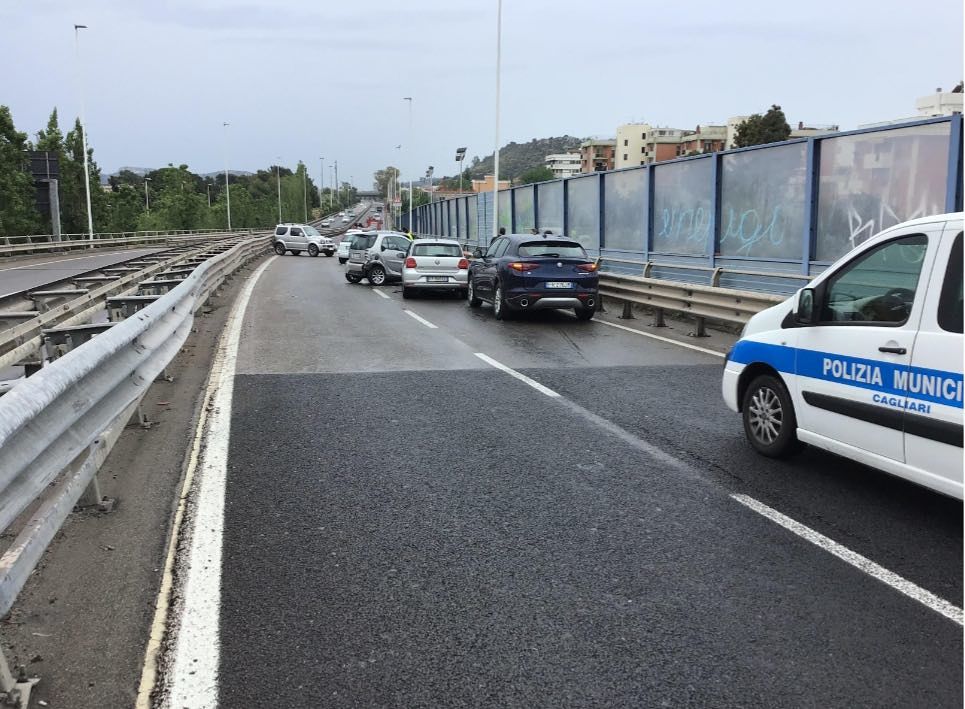 Cagliari, maxi tamponamento sull’asse mediano: sette auto coinvolte, un ferito