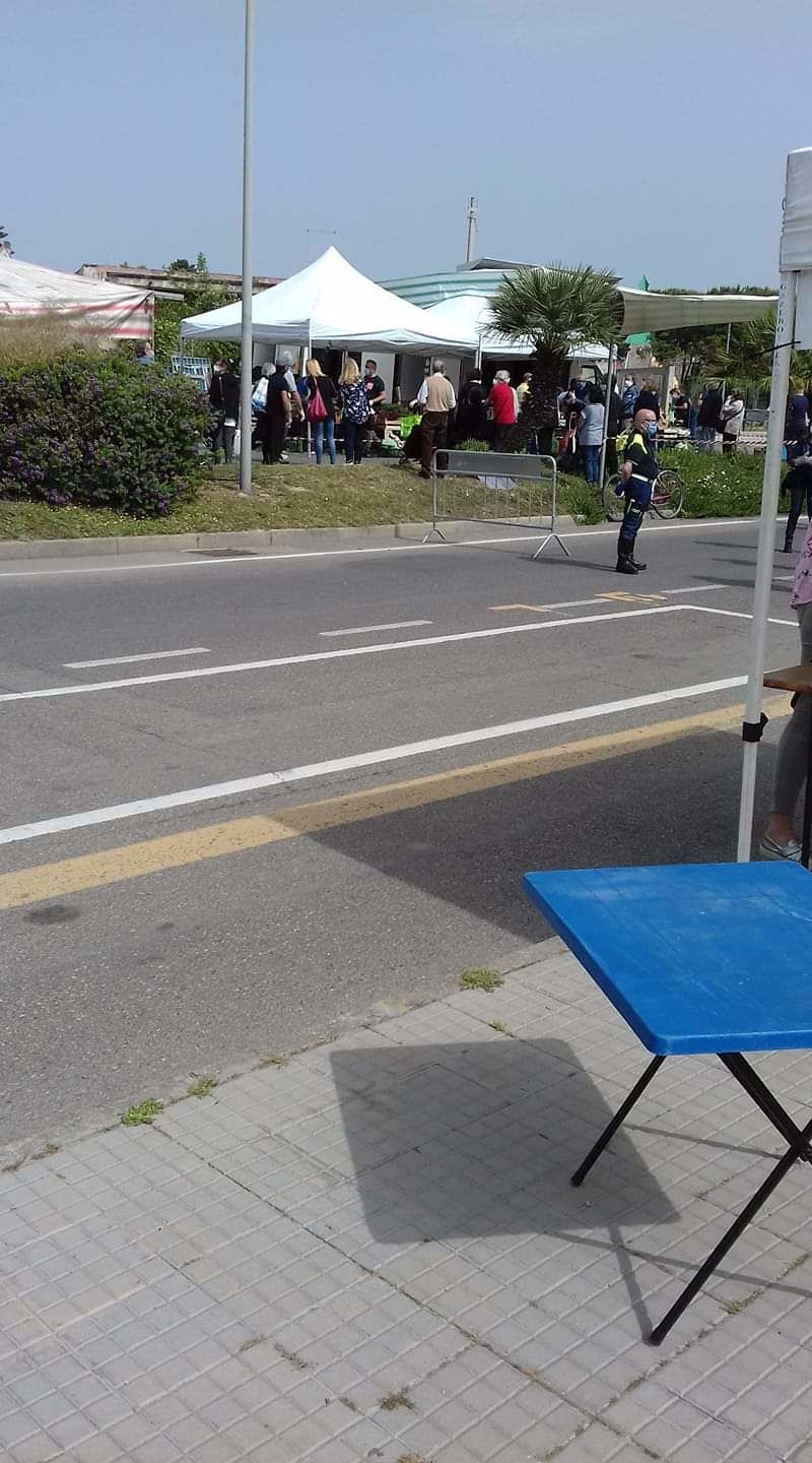 Monserrato, riaprono le bancarelle: tutti in attesa del proprio turno sotto lo sguardo dei vigili
