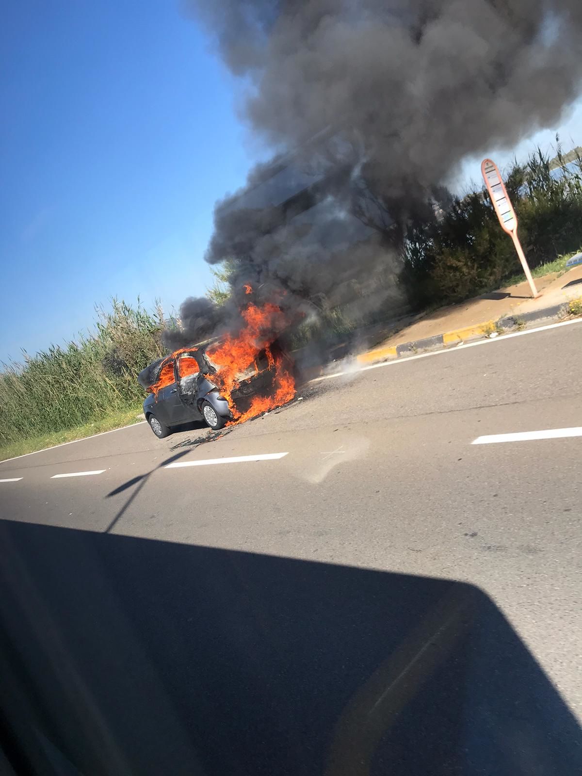 Quartu, auto in corsa prende fuoco al Poetto: il conducente scappa in tempo
