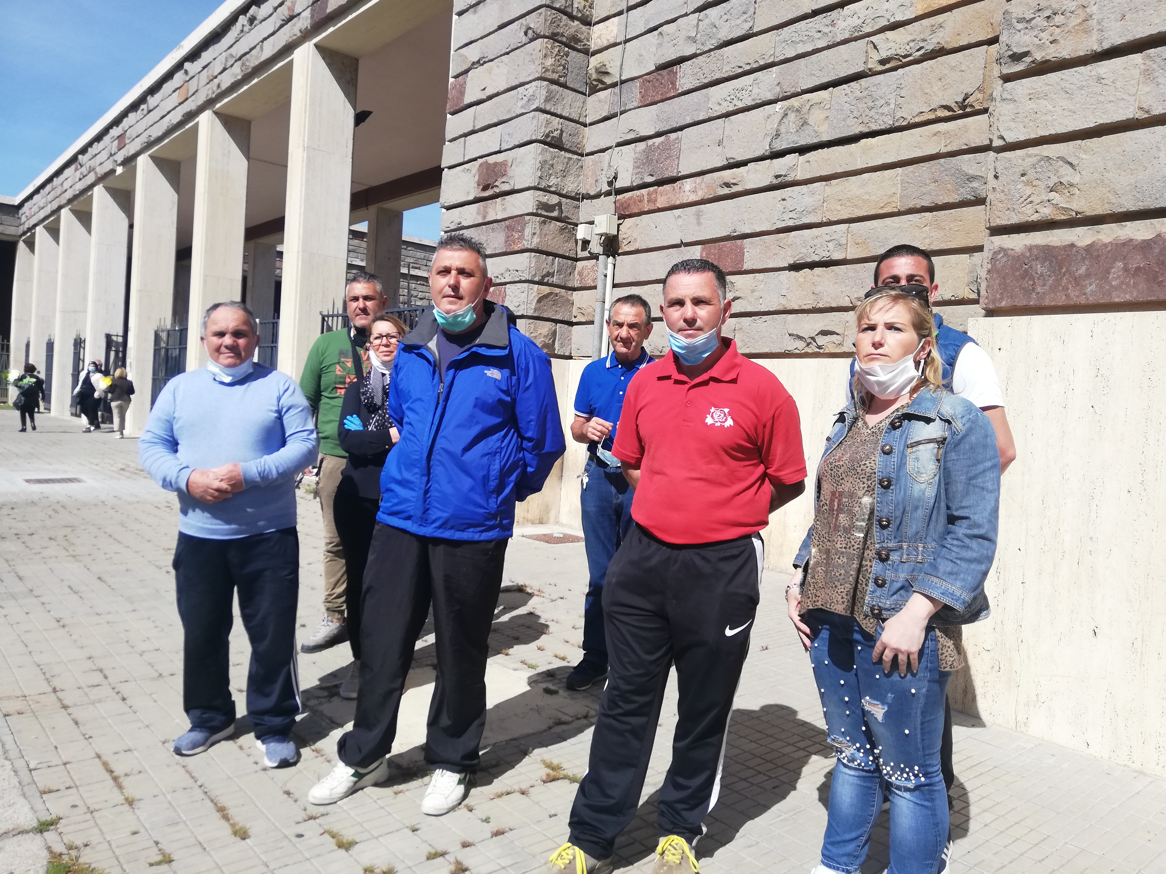 Cagliari, la rabbia dei fiorai del cimitero: “Fateci lavorare, gli abusivi ne stanno approfittando”