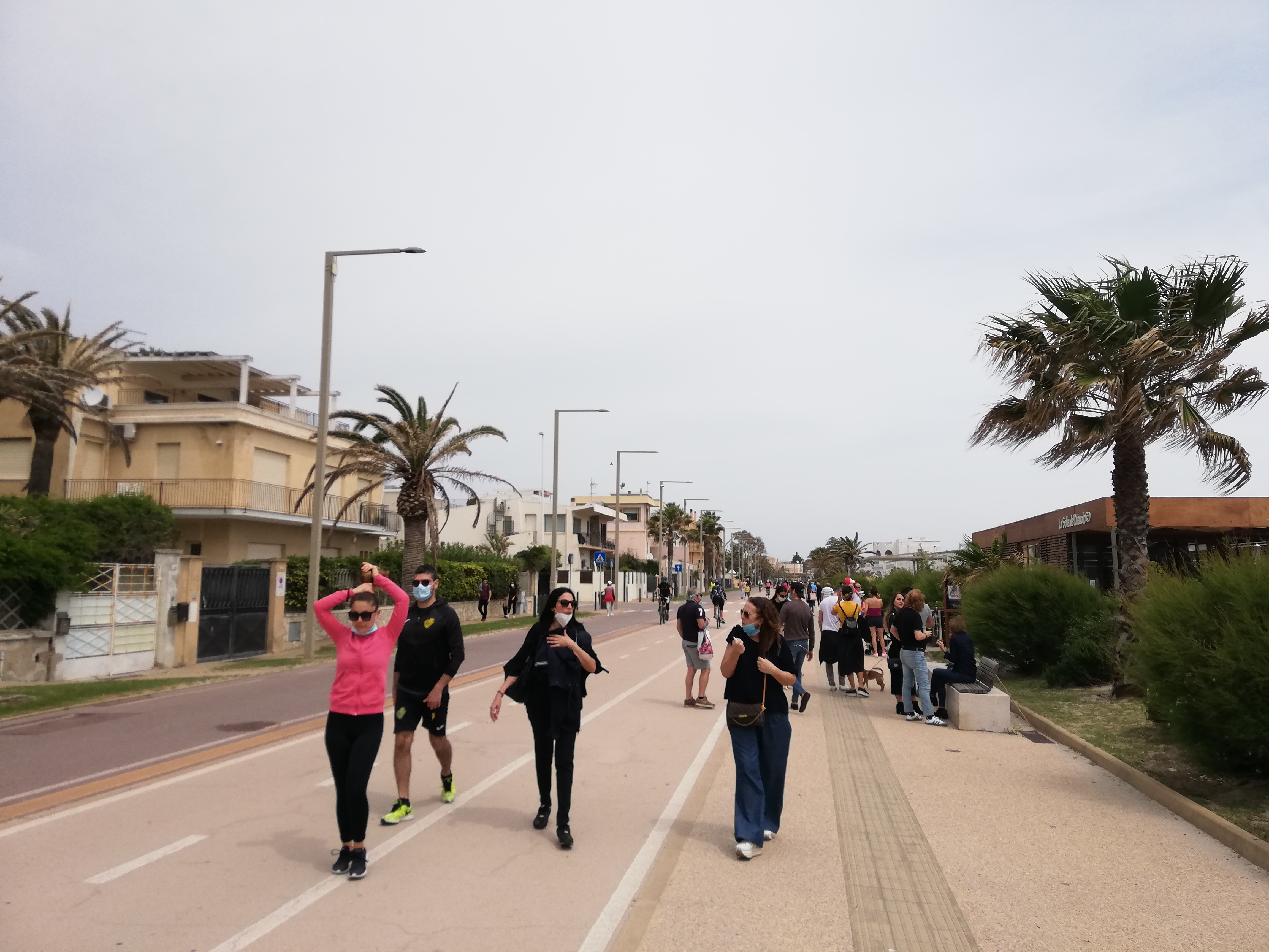 Cagliari, Poetto invaso da ciclisti, famiglie e runner: risorgono anche i baretti