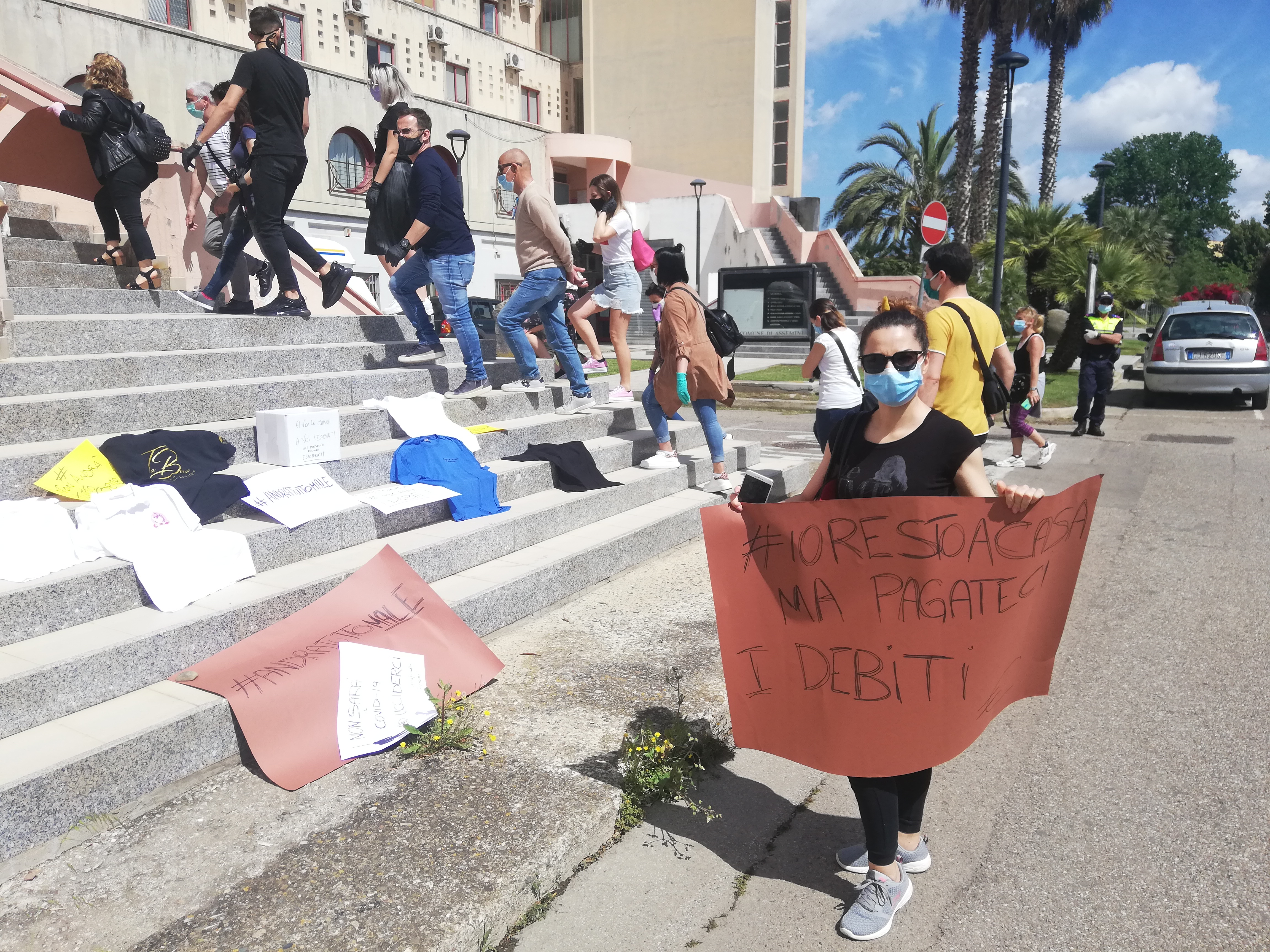 Assemini, maxi protesta di parrucchieri e ristoratori: “Fateci riaprire, non abbiamo più soldi”